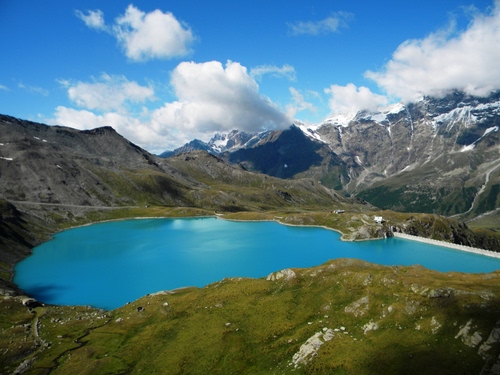 Immagine con nuvole, lago, cielo, neve, azzurro, montagne, acqua, montagna, verde, bianco, sentieri, vette, prato, cime, blu, diga, paesaggio, monti